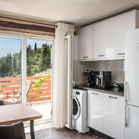 Art House Seaview & Jacuzzi Spartylas Sleeps 4