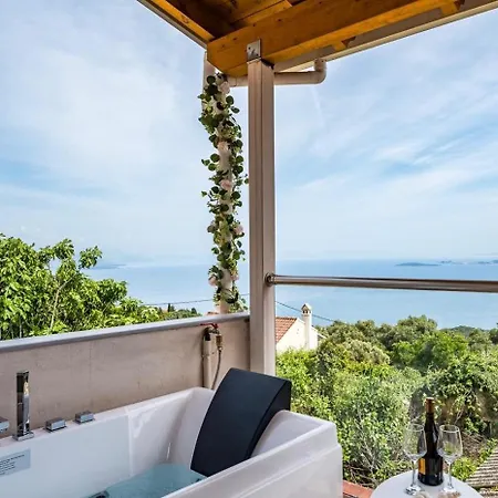 Art House Seaview & Jacuzzi Spartylas Sleeps 4 *